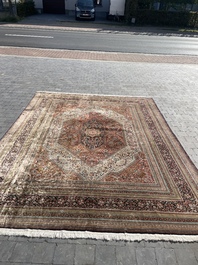 Tapis oriental de type Qom (Qum/Ghom) en soie &agrave; d&eacute;cor floral, deuxi&egrave;me moiti&eacute; du 20&egrave;me si&egrave;cle