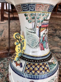 Vase en porcelaine de Chine famille rose &agrave; d&eacute;cor de sc&egrave;ne de palais et d'oiseaux parmi des branches fleuries, 19&egrave;me si&egrave;cle