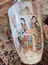 Paire de vases en porcelaine de Chine qianjiang cai &agrave; d&eacute;cor de dames et d'enfants sur une terrasse, 19&egrave;me/20&egrave;me si&egrave;cle