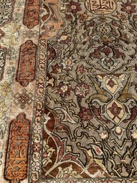 Een Turks Hereke tapijt met floraal decor in zijde en gouddraad, 20ste eeuw