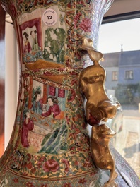 Vase en porcelaine de Chine famille rose de Canton &agrave; d&eacute;cor floral et de sc&egrave;nes de palais, 19&egrave;me si&egrave;cle