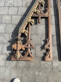 Collection vari&eacute;e de sculptures architecturales de style n&eacute;ogothique en bois partiellement dor&eacute; et polychrom&eacute;, Belgique, vers 1900