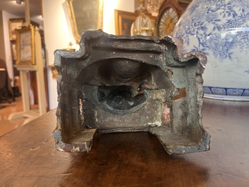 Sculpture d'un dignitaire ou lettr&eacute; en bronze dor&eacute; et laqu&eacute;, Chine, Ming