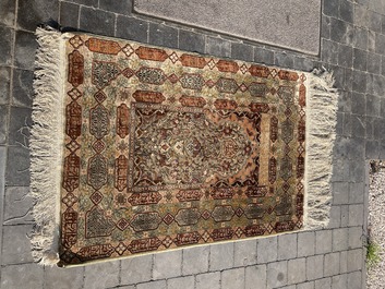 Een Turks Hereke tapijt met floraal decor in zijde en gouddraad, 20ste eeuw
