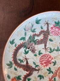 Plat en porcelaine de Chine famille rose &agrave; d&eacute;cor de dragons, marque de Kangxi, Guangxu
