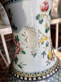 Deux vases en porcelaine de Chine famille rose &agrave; d&eacute;cor des immortels et leurs serviteurs et des oiseaux parmi des branches fleuries, 19&egrave;me si&egrave;cle