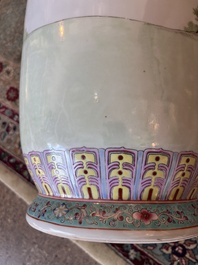 Vase rouleau en porcelaine de Chine famille rose &agrave; d&eacute;cor de lettr&eacute;s et leurs &eacute;tudiants, marque de Qianlong, R&eacute;publique, 20&egrave;me si&egrave;cle