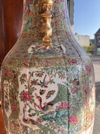 Vase en porcelaine de Chine famille rose de Canton &agrave; d&eacute;cor floral et de sc&egrave;nes de palais, 19&egrave;me si&egrave;cle
