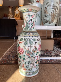 Deux vases en porcelaine de Chine famille rose &agrave; d&eacute;cor des immortels et leurs serviteurs et des oiseaux parmi des branches fleuries, 19&egrave;me si&egrave;cle
