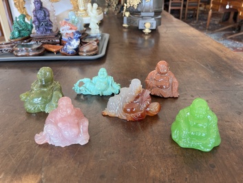 Collection de 22 sculptures en pierre dure, dont du cristal, du jade, du quartz, de l'&oelig;il de tigre et de la turquoise, Chine, 19&egrave;me/20&egrave;me si&egrave;cle