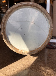 Deux vases en porcelaine de Chine famille rose &agrave; d&eacute;cor des immortels et leurs serviteurs et des oiseaux parmi des branches fleuries, 19&egrave;me si&egrave;cle