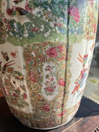 Vase en porcelaine de Chine famille rose de Canton &agrave; d&eacute;cor floral et de sc&egrave;nes de palais, 19&egrave;me si&egrave;cle