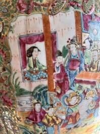 Vase en porcelaine de Chine famille rose de Canton &agrave; d&eacute;cor floral et de sc&egrave;nes de palais, 19&egrave;me si&egrave;cle