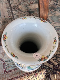 Vase en porcelaine de Chine famille rose &agrave; d&eacute;cor de sc&egrave;ne de palais et d'oiseaux parmi des branches fleuries, 19&egrave;me si&egrave;cle