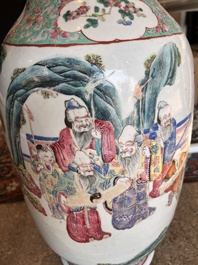 Deux vases en porcelaine de Chine famille rose &agrave; d&eacute;cor des immortels et leurs serviteurs et des oiseaux parmi des branches fleuries, 19&egrave;me si&egrave;cle