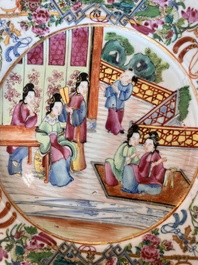 Neuf assiettes en porcelaine de Chine famille rose de Canton &agrave; d&eacute;cor de sc&egrave;nes de palais, 19&egrave;me si&egrave;cle