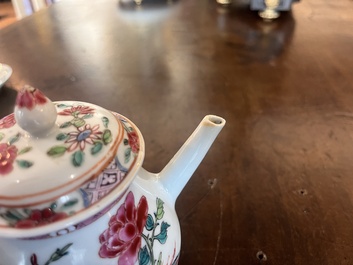 Th&eacute;i&egrave;re couverte, une tasse et une soucoupe en porcelaine de Chine famille rose &agrave; d&eacute;cor d'oiseaux et de coq parmi des branches fleuries, Yongzheng