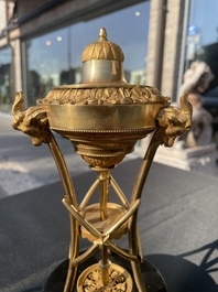 Paire de bougeoirs cassolettes Louis XVI en forme d'ath&eacute;nienne en bronze dor&eacute; &agrave; d&eacute;cor de feuilles d'acanthe et de t&ecirc;tes de b&eacute;lier, fin du 18&egrave;me si&egrave;cle