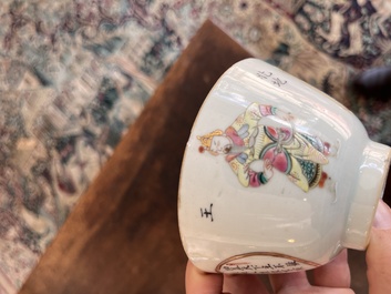 Quatre soucoupes et un bol couvert en porcelaine de Chine famille rose &agrave; d&eacute;cor 'Wu Shuang Pu', 19&egrave;me si&egrave;cle