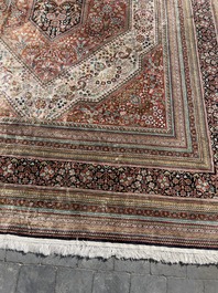 Tapis oriental de type Qom (Qum/Ghom) en soie &agrave; d&eacute;cor floral, deuxi&egrave;me moiti&eacute; du 20&egrave;me si&egrave;cle