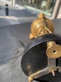 Paire de bougeoirs cassolettes Louis XVI en forme d'ath&eacute;nienne en bronze dor&eacute; &agrave; d&eacute;cor de feuilles d'acanthe et de t&ecirc;tes de b&eacute;lier, fin du 18&egrave;me si&egrave;cle