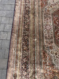 Tapis oriental de type Qom (Qum/Ghom) en soie &agrave; d&eacute;cor floral, deuxi&egrave;me moiti&eacute; du 20&egrave;me si&egrave;cle