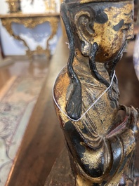 Sculpture d'un dignitaire ou lettr&eacute; en bronze dor&eacute; et laqu&eacute;, Chine, Ming