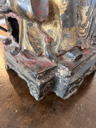 Sculpture d'un dignitaire ou lettr&eacute; en bronze dor&eacute; et laqu&eacute;, Chine, Ming