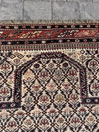 Tapis oriental de type Shirvan Marasali &agrave; d&eacute;cor floral en laine, Caucase, premier tiers du 20&egrave;me si&egrave;cle