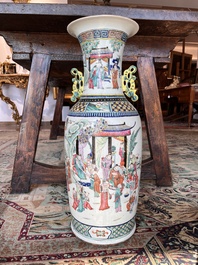 Vase en porcelaine de Chine famille rose &agrave; d&eacute;cor de sc&egrave;ne de palais et d'oiseaux parmi des branches fleuries, 19&egrave;me si&egrave;cle