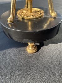 Paire de bougeoirs cassolettes Louis XVI en forme d'ath&eacute;nienne en bronze dor&eacute; &agrave; d&eacute;cor de feuilles d'acanthe et de t&ecirc;tes de b&eacute;lier, fin du 18&egrave;me si&egrave;cle