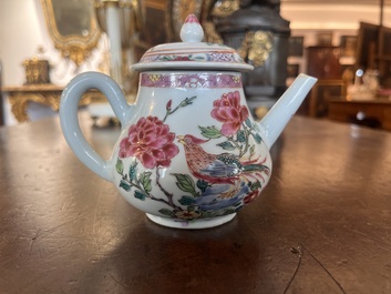 Th&eacute;i&egrave;re couverte, une tasse et une soucoupe en porcelaine de Chine famille rose &agrave; d&eacute;cor d'oiseaux et de coq parmi des branches fleuries, Yongzheng