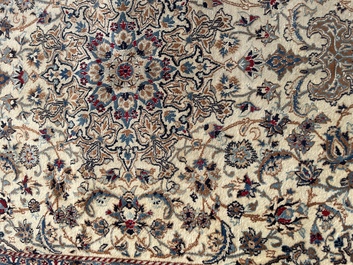 Tapis oriental de type Nain &agrave; d&eacute;cor floral, laine et soie sur coton, deuxi&egrave;me moiti&eacute; du 20&egrave;me si&egrave;cle