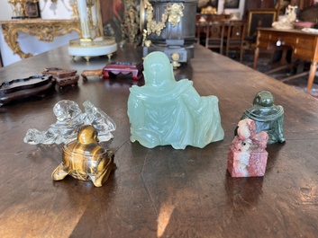 Collection de 22 sculptures en pierre dure, dont du cristal, du jade, du quartz, de l'&oelig;il de tigre et de la turquoise, Chine, 19&egrave;me/20&egrave;me si&egrave;cle