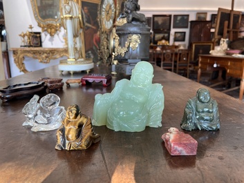 Collection de 22 sculptures en pierre dure, dont du cristal, du jade, du quartz, de l'&oelig;il de tigre et de la turquoise, Chine, 19&egrave;me/20&egrave;me si&egrave;cle