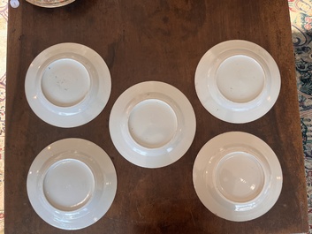 Neuf assiettes en porcelaine de Chine famille rose de Canton &agrave; d&eacute;cor de sc&egrave;nes de palais, 19&egrave;me si&egrave;cle