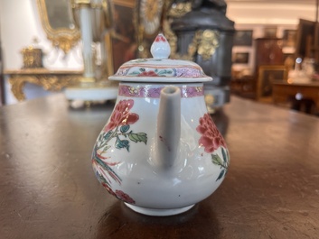 Th&eacute;i&egrave;re couverte, une tasse et une soucoupe en porcelaine de Chine famille rose &agrave; d&eacute;cor d'oiseaux et de coq parmi des branches fleuries, Yongzheng