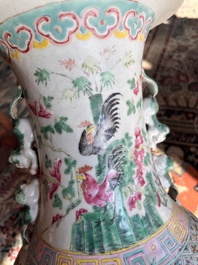 Vase en porcelaine de Chine famille rose &agrave; d&eacute;cor de coqs parmi des branches fleuries, 19&egrave;me si&egrave;cle