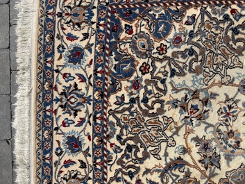 Tapis oriental de type Nain &agrave; d&eacute;cor floral, laine et soie sur coton, deuxi&egrave;me moiti&eacute; du 20&egrave;me si&egrave;cle