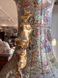 Vase en porcelaine de Chine famille rose de Canton &agrave; d&eacute;cor floral et de sc&egrave;nes de palais, 19&egrave;me si&egrave;cle