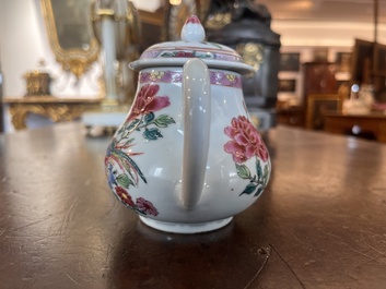 Th&eacute;i&egrave;re couverte, une tasse et une soucoupe en porcelaine de Chine famille rose &agrave; d&eacute;cor d'oiseaux et de coq parmi des branches fleuries, Yongzheng