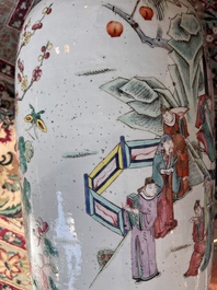 Vase en porcelaine de Chine famille rose &agrave; d&eacute;cor de sc&egrave;ne de palais et d'oiseaux parmi des branches fleuries, 19&egrave;me si&egrave;cle