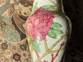 Deux vases de forme yenyen en porcelaine de Chine qianjiang cai &agrave; d&eacute;cor floral et d'antiquit&eacute;s, 19&egrave;me/20&egrave;me si&egrave;cle