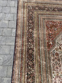 Tapis oriental de type Qom (Qum/Ghom) en soie &agrave; d&eacute;cor floral, deuxi&egrave;me moiti&eacute; du 20&egrave;me si&egrave;cle