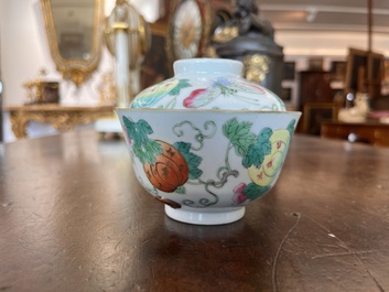 Bol couvert en porcelaine de Chine famille rose &agrave; d&eacute;cor de papillons et de melons, marque et &eacute;poque de Jiaqing