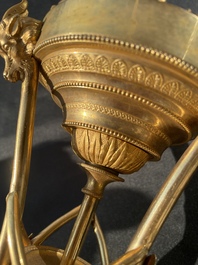 Paire de bougeoirs cassolettes Louis XVI en forme d'ath&eacute;nienne en bronze dor&eacute; &agrave; d&eacute;cor de feuilles d'acanthe et de t&ecirc;tes de b&eacute;lier, fin du 18&egrave;me si&egrave;cle