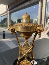 Paire de bougeoirs cassolettes Louis XVI en forme d'ath&eacute;nienne en bronze dor&eacute; &agrave; d&eacute;cor de feuilles d'acanthe et de t&ecirc;tes de b&eacute;lier, fin du 18&egrave;me si&egrave;cle