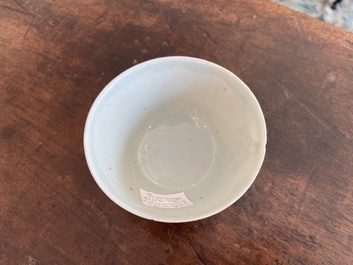 Quatre soucoupes et un bol couvert en porcelaine de Chine famille rose &agrave; d&eacute;cor 'Wu Shuang Pu', 19&egrave;me si&egrave;cle