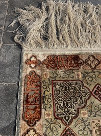 Een Turks Hereke tapijt met floraal decor in zijde en gouddraad, 20ste eeuw