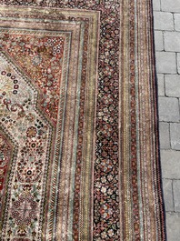 Tapis oriental de type Qom (Qum/Ghom) en soie &agrave; d&eacute;cor floral, deuxi&egrave;me moiti&eacute; du 20&egrave;me si&egrave;cle
